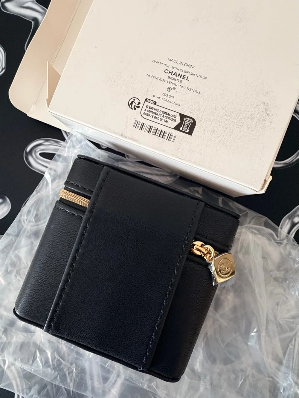 CHANEL GWP Lip Case with Mirror (hold 4 lips) Limited Edition